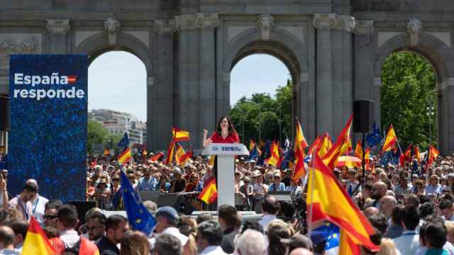 La presidenta de la Comunidad de Madrid, Isabel Díaz Ayuso, interviene durante la manifestación del PP, en la Puerta de Alcalá, el pasado domingo.