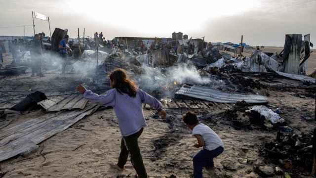 El campamento de desplazados de Rafah en ascuas tras el ataque de Israel.