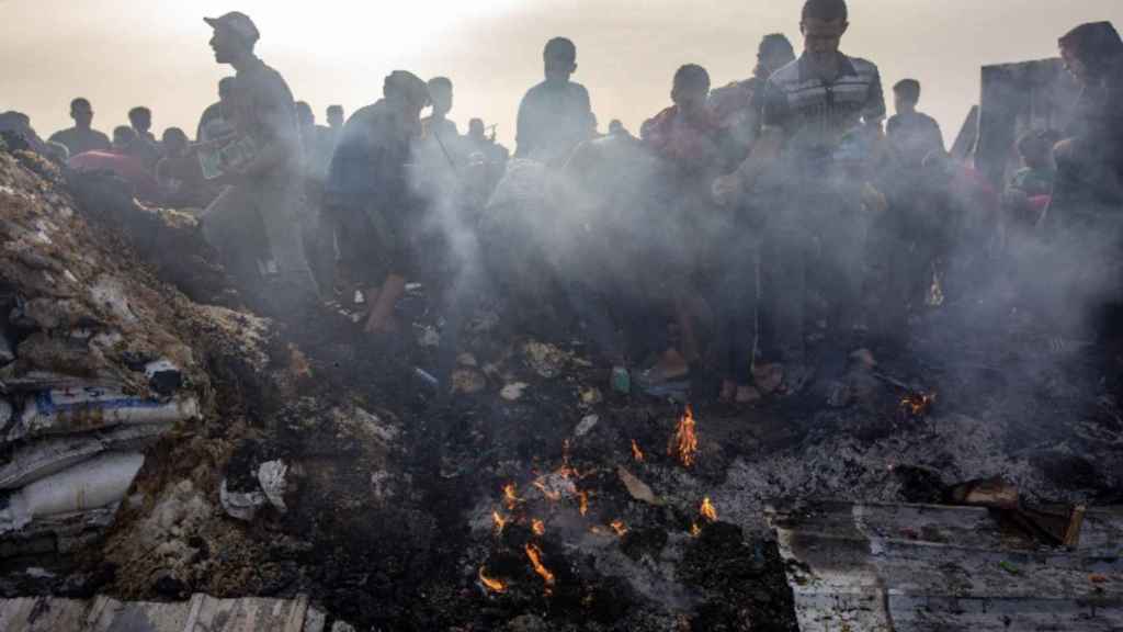 El campamento de desplazados de Rafah en ascuas tras el ataque de Israel.