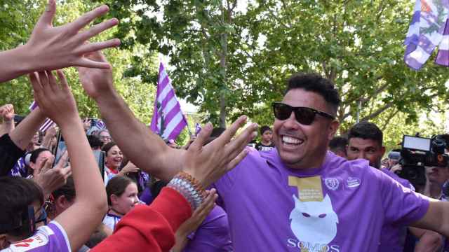 Ronaldo choca las manos con los aficionados del Pucela en Moreras