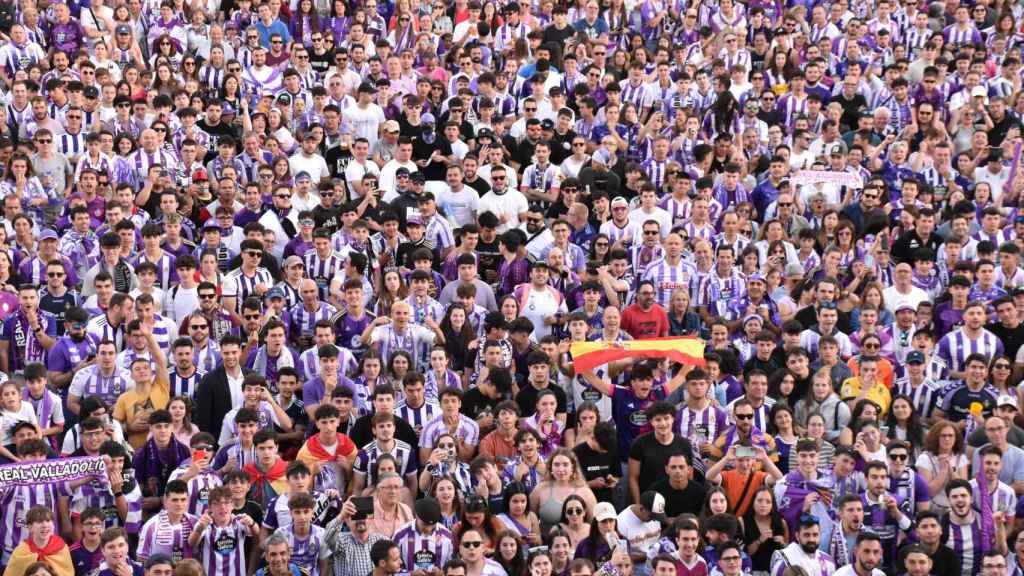 Aficionados en la Plaza Mayor de Valladolid