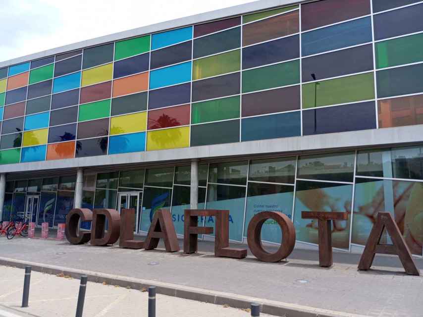 La fachada del complejo deportivo de La Flota en Murcia.