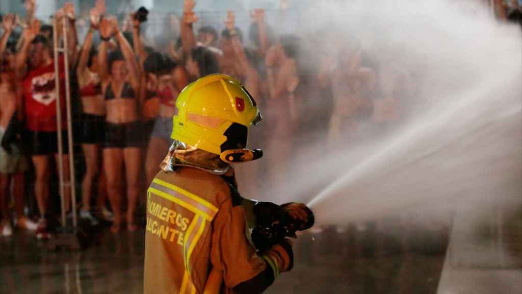 Un bombero del Speis en la tradicional banyà.