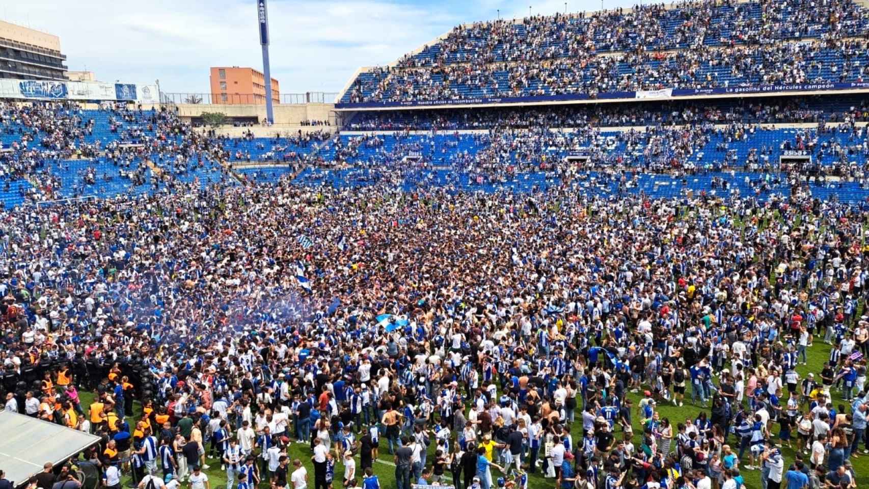 Así quedó el campo del Rico Pérez tras la victoria ante el Lleida el pasado 5 de mayo.