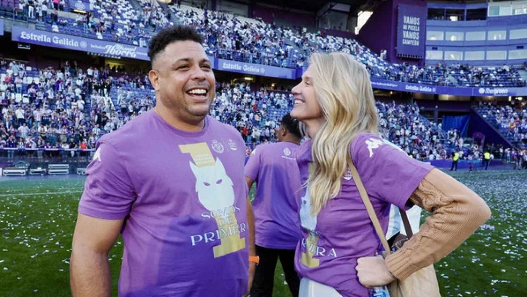 El presidente del Real Valladolid, Ronaldo y su esposa, celebran el ascenso en el estadio José Zorrilla