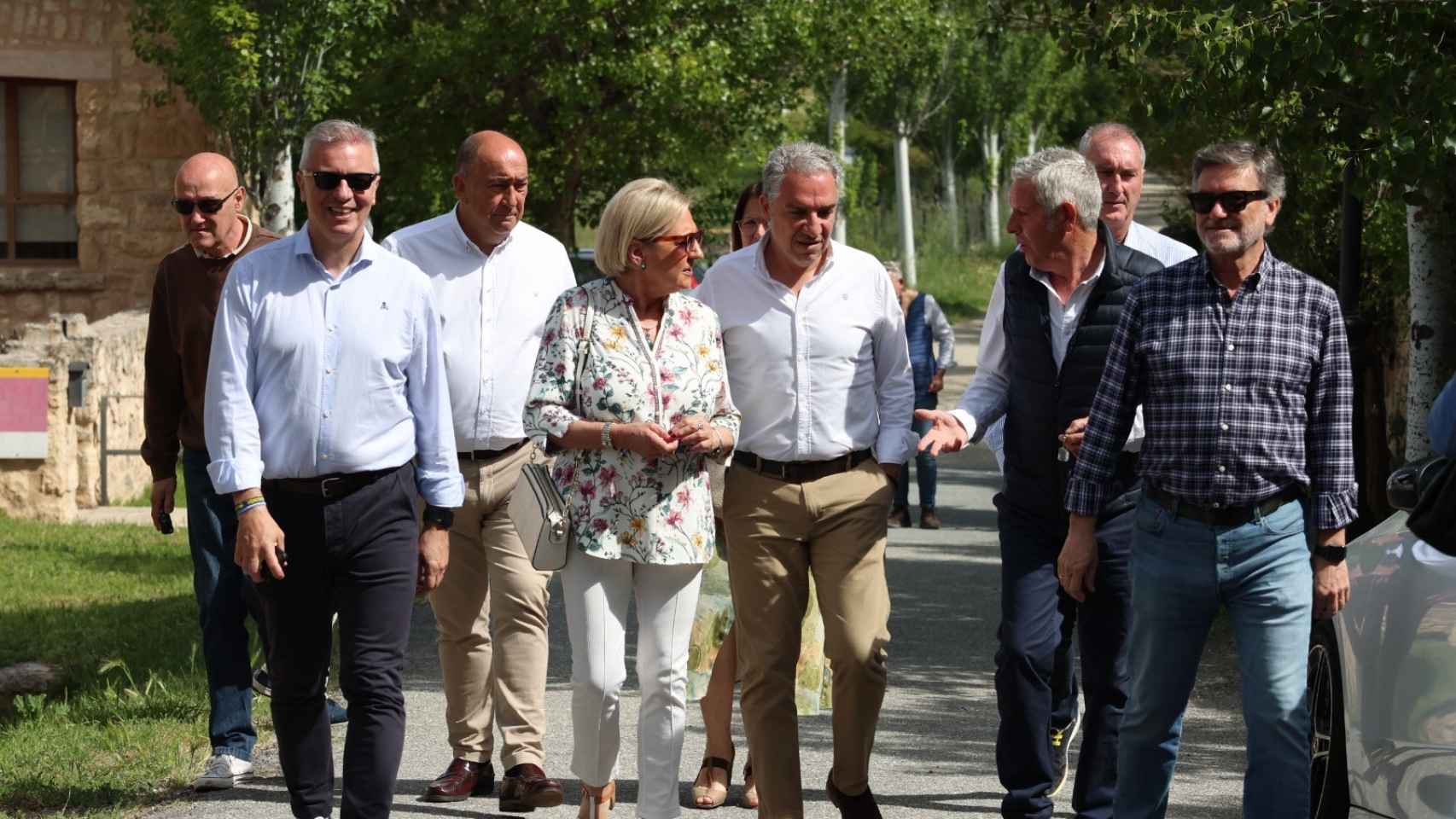 El vicesecretario del PP, Elías Bendodo, en su visita a la localidad  segoviana de Valdeprados