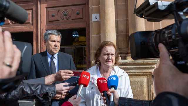 Rosario Bermudo junto a su abogado atiende a los medios momentos antes de entrar en la Audiencia Provincial