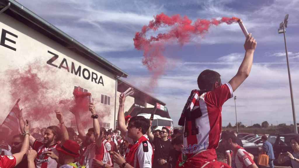 Aficionados del Zamora CF en los alrededores del Ruta de la Plata