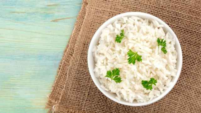 Un bol de arroz blanco