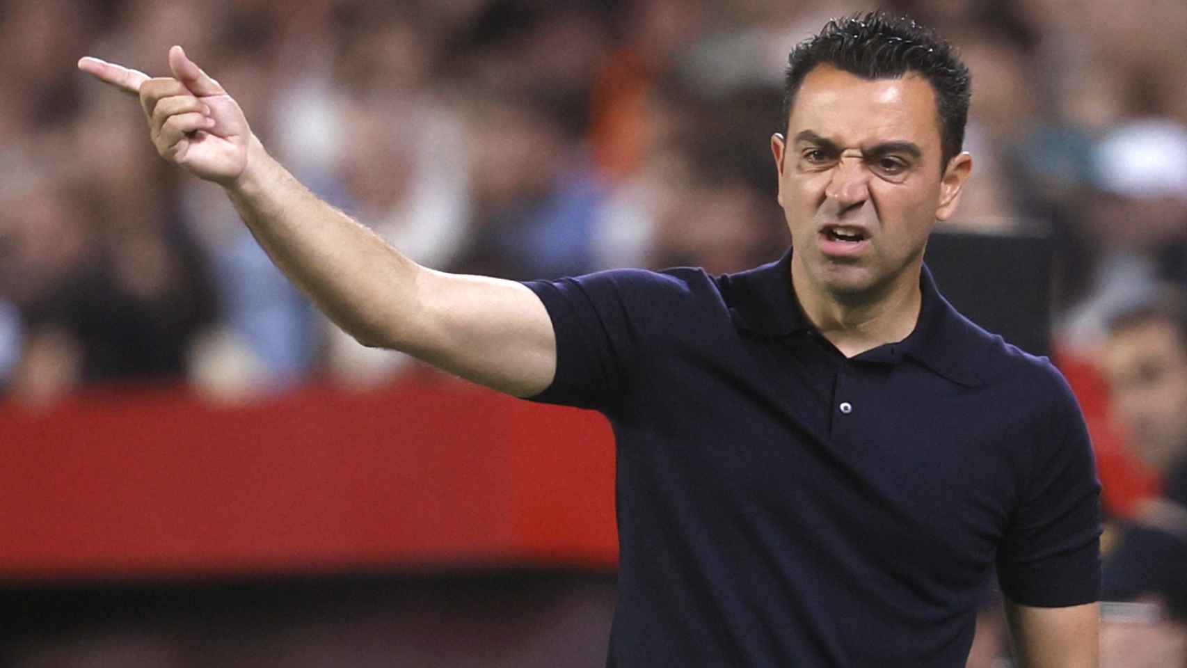 Xavi hace un gesto a sus futbolistas frente al Sevilla.