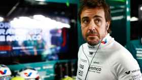 Fernando Alonso, en el box de Aston Martin