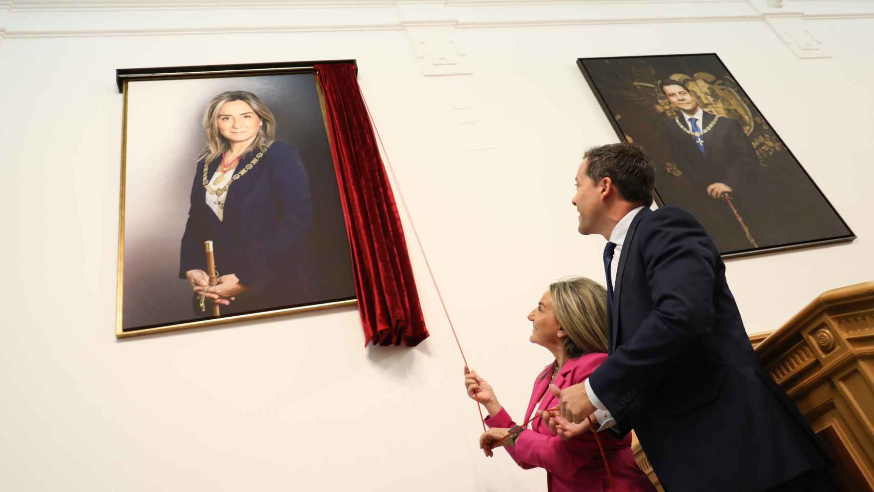 Milagros Tolón y Carlos Velázquez descubren el retrato de la exalcaldesa de Toledo.