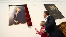Milagros Tolón y Carlos Velázquez descubren el retrato de la exalcaldesa de Toledo.