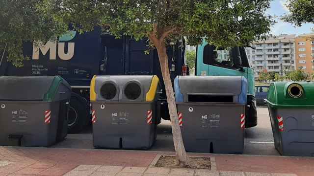 Unos contenedores de reciclaje en el barrio Senda de Granada (Murcia).