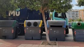 Unos contenedores de reciclaje en el barrio Senda de Granada (Murcia).