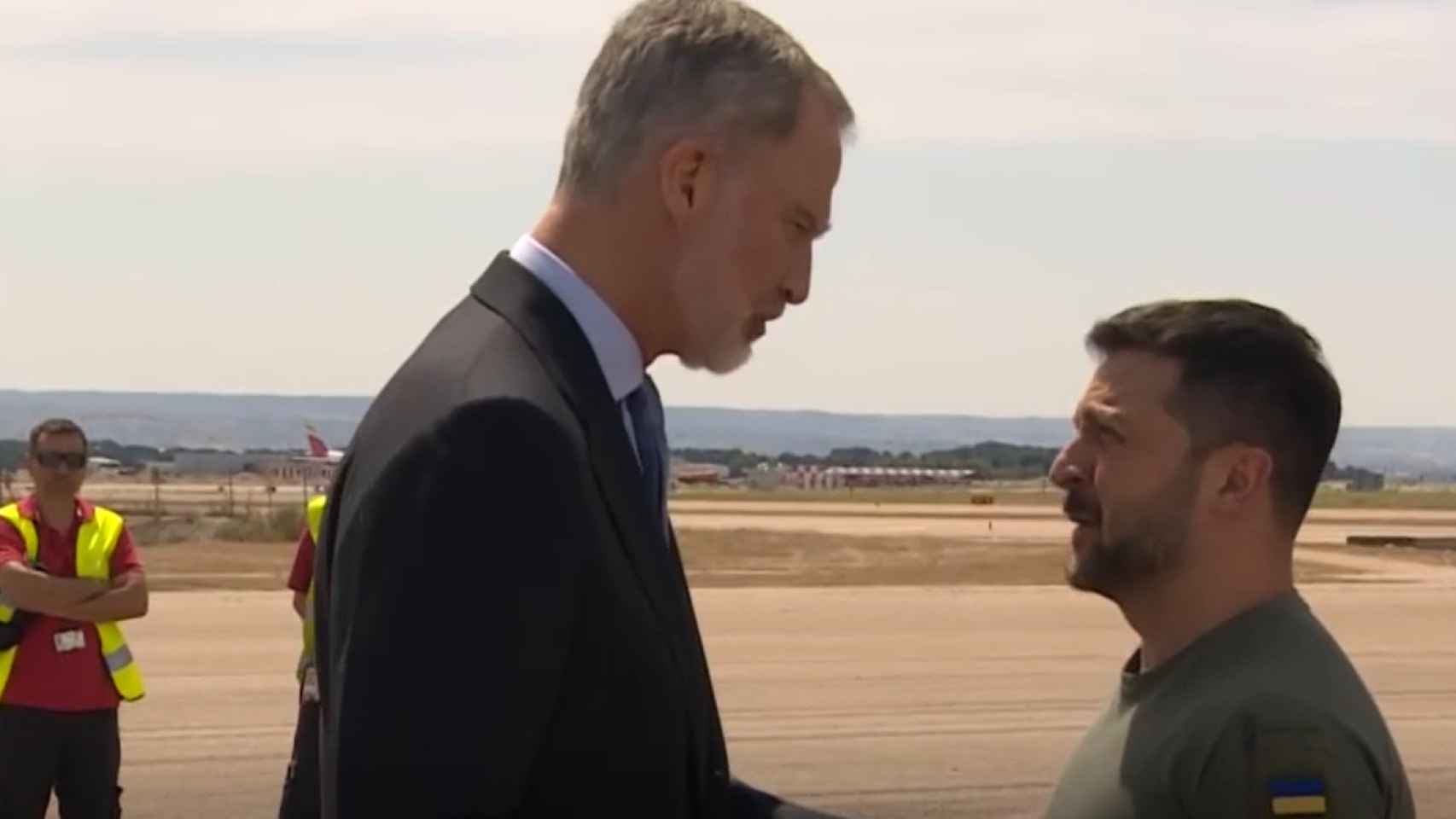 El rey Felipe VI recibiendo al presidente ucraniano, Volodimir Zelenski, este lunes en su llegada a Madrid.