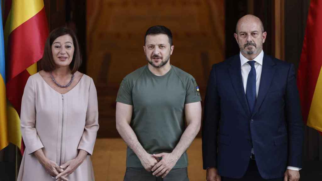 La presidenta del Congreso, Francina Armengol; el presidente de Ucrania, Volodímir Zelenski y el presidente del Senado, Pedro Rollán, este lunes en el Congreso.