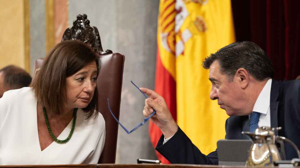 Armengol, con el vicepresidente segundo del Congreso, durante el último Pleno en la Cámara.