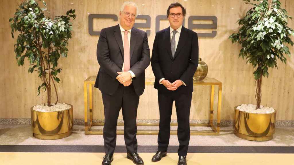 Antonio Garamendi, presidente de CEOE, junto con Pedro Reis, ministro de Economía de Portugal.
