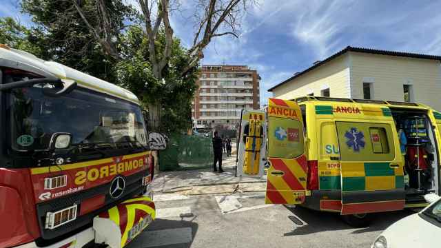 Los bomberos y el Samur en el lugar del accidente.