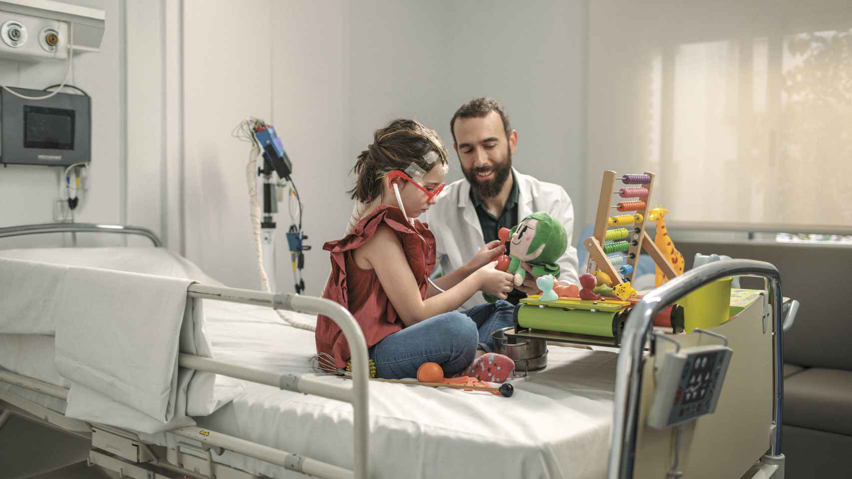 El Dr. Ángel Aledo, director del Instituto de Neurociencias Vithas, durante una sesión terapéutica con una paciente pediátrica.