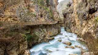 Este es uno de los senderos más bonitos España: una ruta mágica sobre aguas cristalinas y puentes colgantes