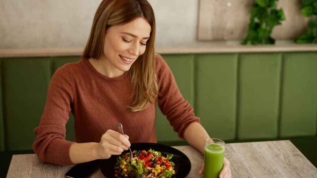 Mujer comiendo.