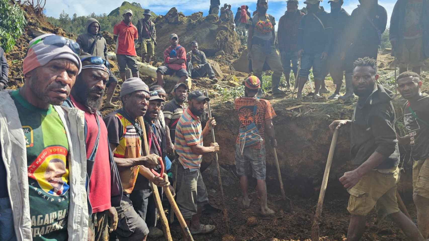 Varios locales durante las labores de rescate en Papúa Nueva Guinea.