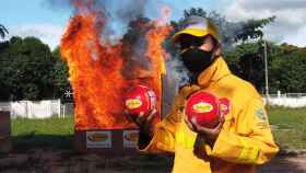 Un experto de Elide Fire demostrando cómo se usan estos productos contra incendios