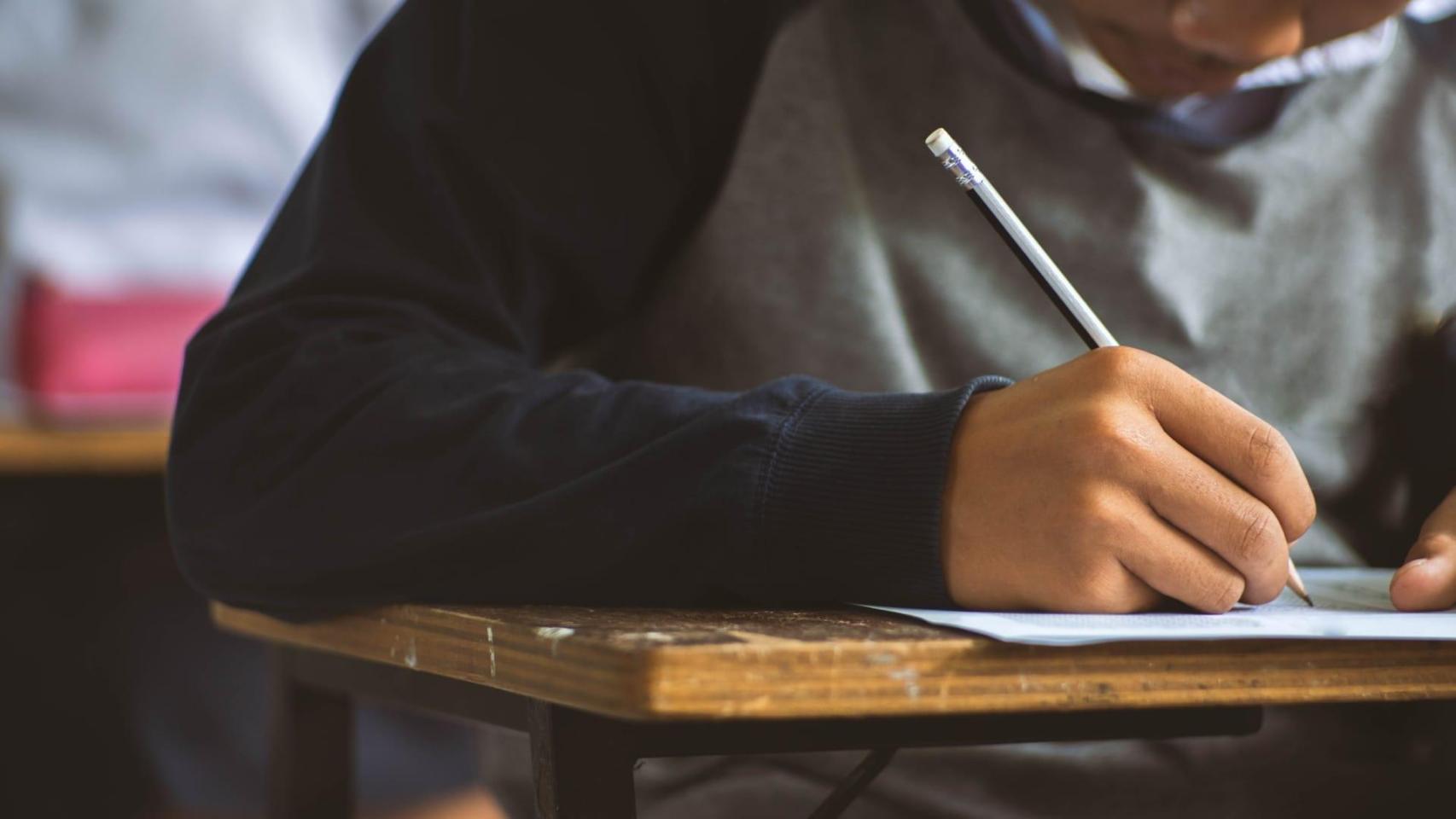 Imagen de archivo de un joven realizando un examen