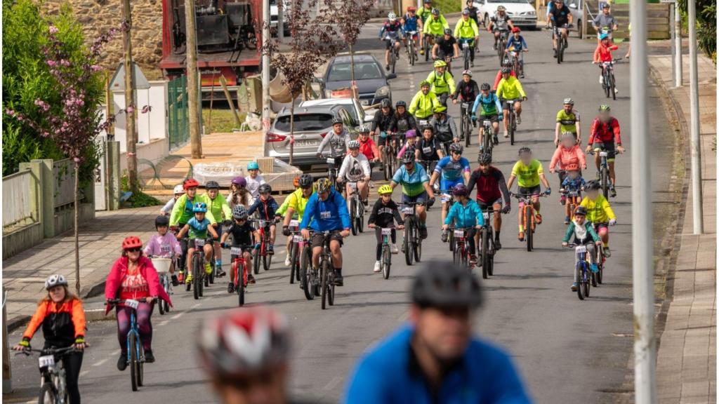 Más de 100 ciclistas en una salida en familia en San Sadurniño (A Coruña)