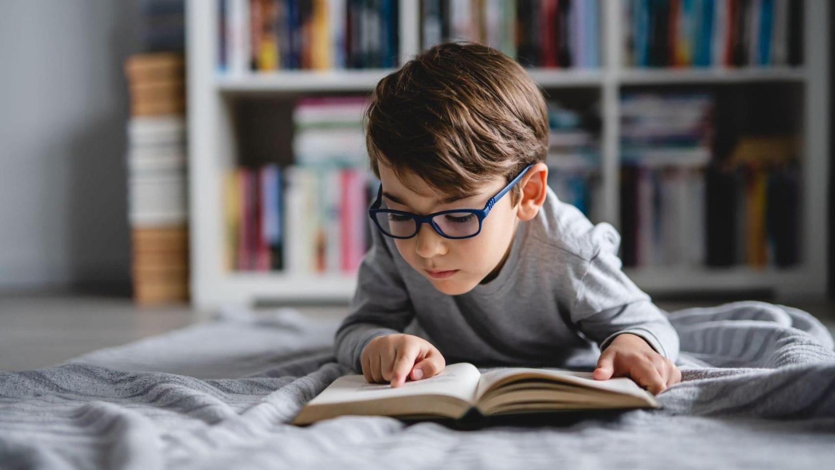 Niño, gafas, estudiar, cuento