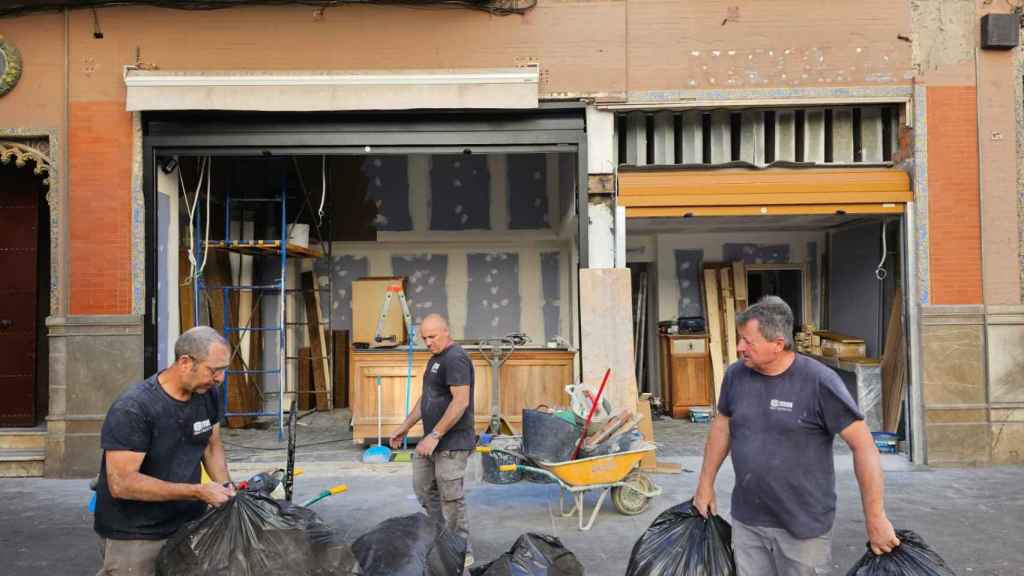 Obras en la nueva heladería de la Constitución.