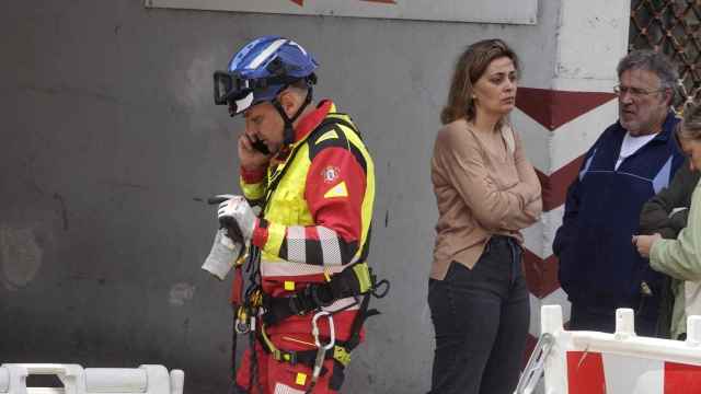 Los concejales Patricia Rodríguez y Javier Pardo, junto a un bombero de Vigo, tras el derrumbe en el que falleció un funcionario del servicio el pasado sábado.