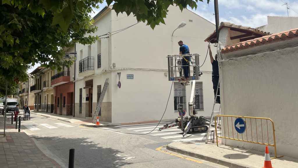 Dos electricistas preparan una línea eléctrica para la película de Amenábar en Anna (Valencia). Raquel Granell