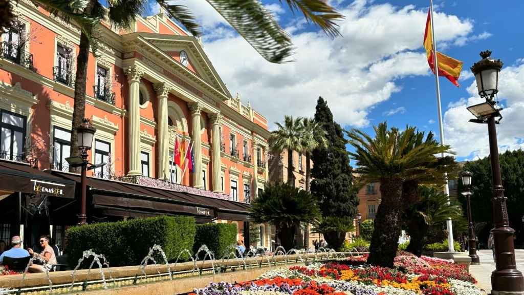 La Glorieta de España con el edificio del Ayuntamiento de Murcia a la izquierda.