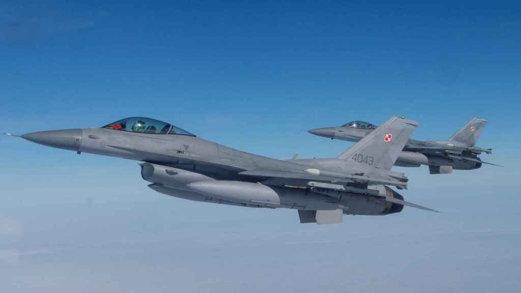 Dos cazas F-16 en el espacio aéreo polaco. Imagen de archivo.