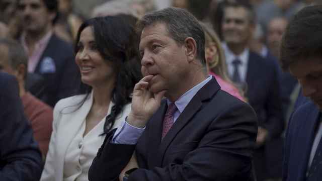 Emiliano García-Page este lunes en el Enclave Corpus junto a la vicepresidenta de EL ESPAÑOL, Cruz Sánchez de Lara.