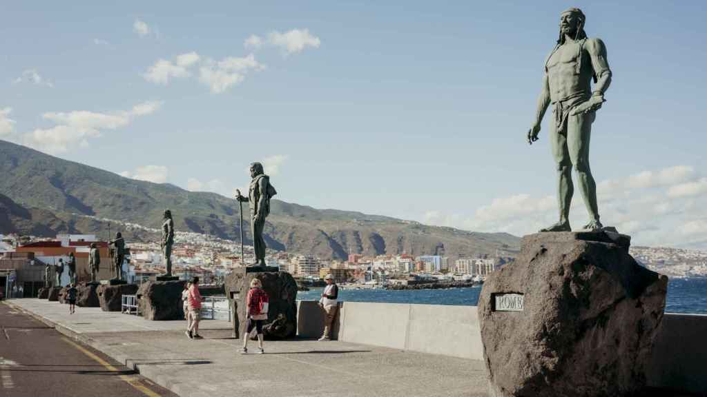 Las estatuas de los nueve menceyes en la ciudad de La Candelaria. Foto: Rubén Plasencia