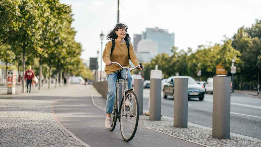 Mujer montando en bicicleta.