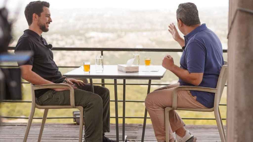 Hussein junto al presentador Taher Baraka en otro momento de su entrevista.