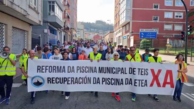 Manifestación por la reapertura de la piscina de Teis, en abril de 2023.