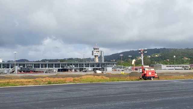 Reasfaltado de pista de Peinador, a 22 de mayo de 2024.