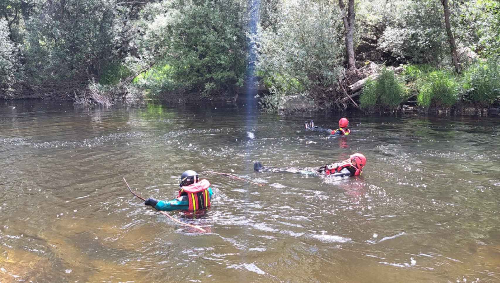 Los buzos buscan a Isaías en el río Alberche