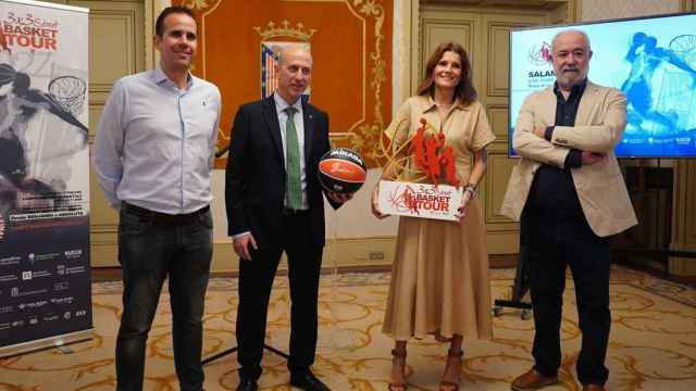 La concejala de Deportes, Almudena Parres, junto al presidente de dicha entidad, Óscar Castañeda