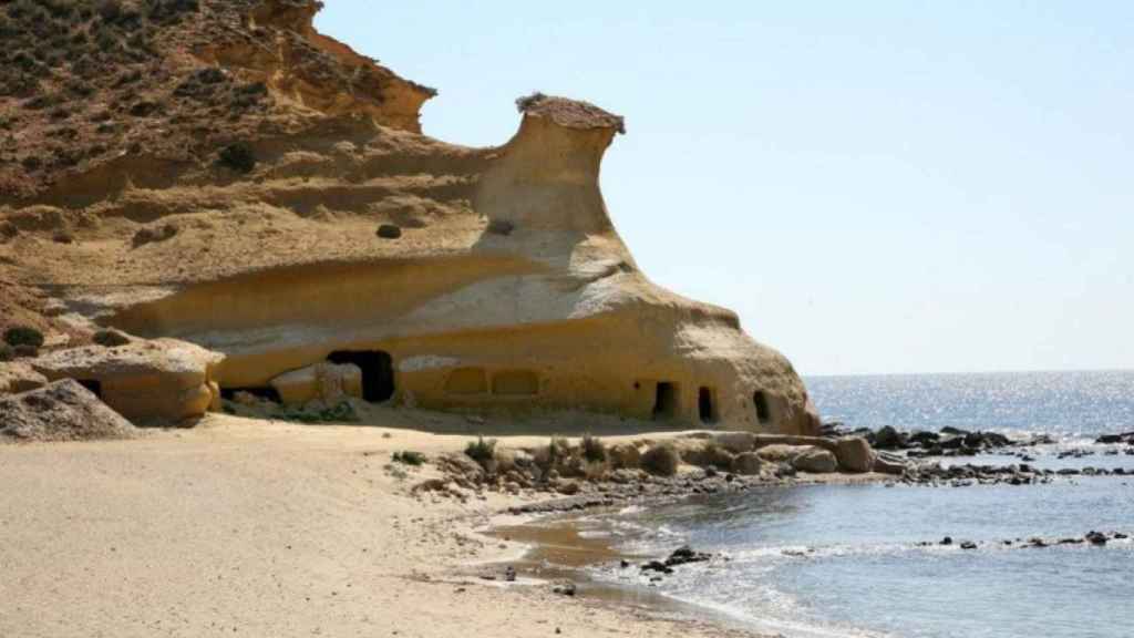 Acantilado en la playa de los Cocederos, Almería.