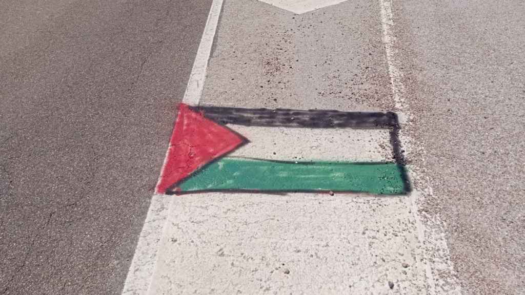 Pintada de bandera de Palestina en el suelo del pueblo