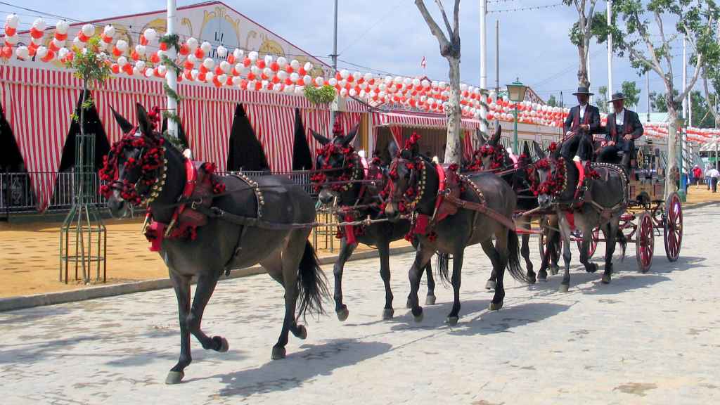 Coche de caballos paseando por el ferial.