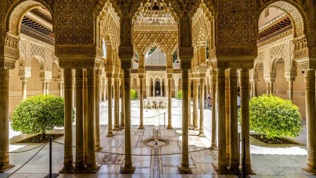 Patio de los Leones de La Alhambra, Granada.