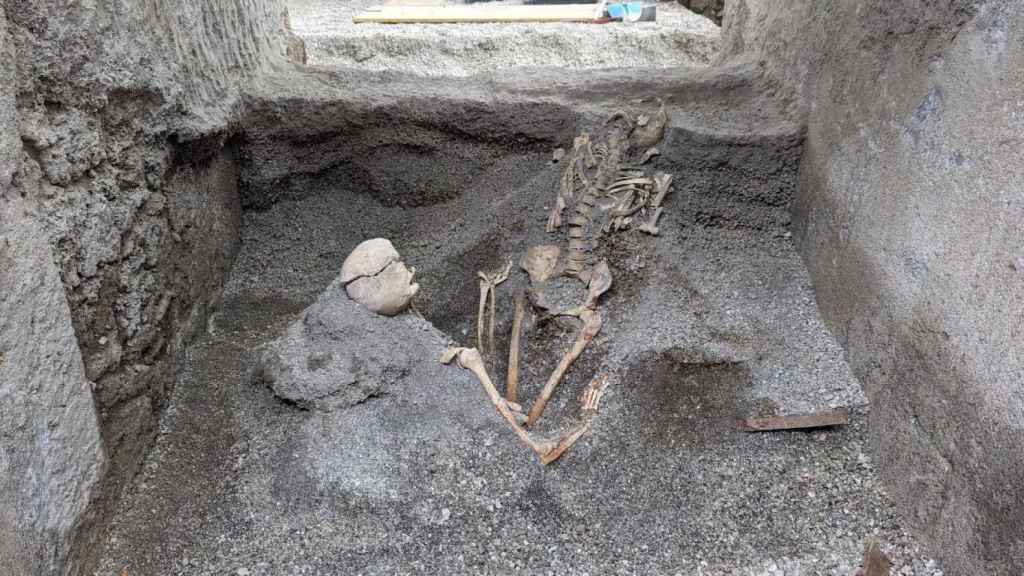 Los dos esqueletos encontrados junto a la puerta principal de la Casa de los Pintores Trabajando.
